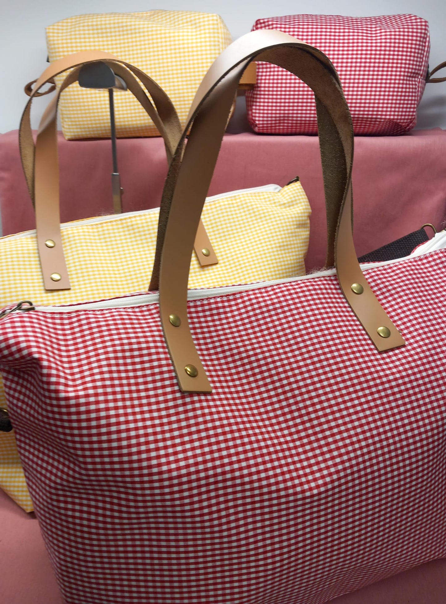 Pack de bolso tote con neceser en cuadritos vichy a elegir el color.Envíos Gratis.20% Descuento en todas tus compras en www.estrellashop.es