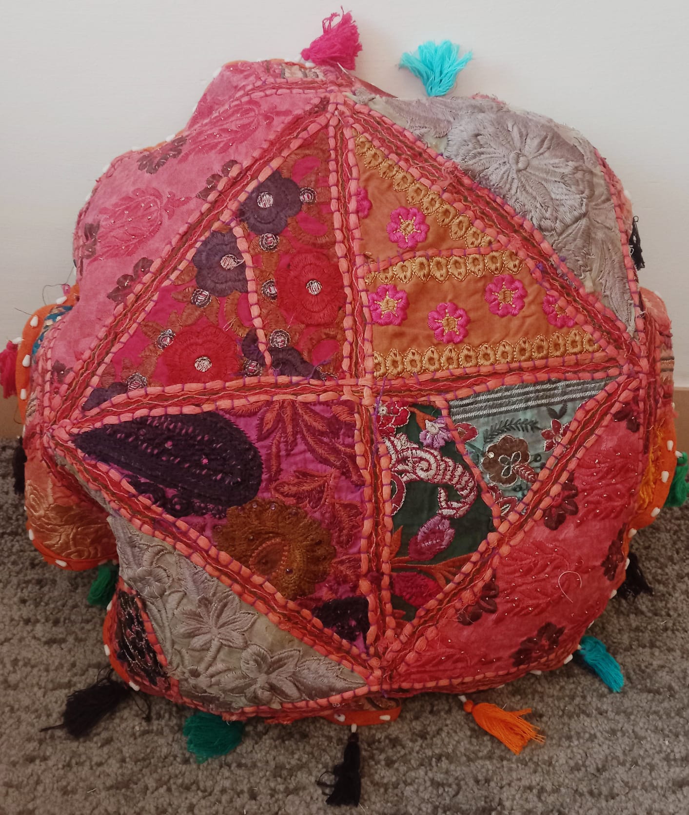 Cojín de suelo,zafú 58cm de diámetro,en patchwork,bordado artesanalmente en India.Envío Gratis y precio sin competencia.