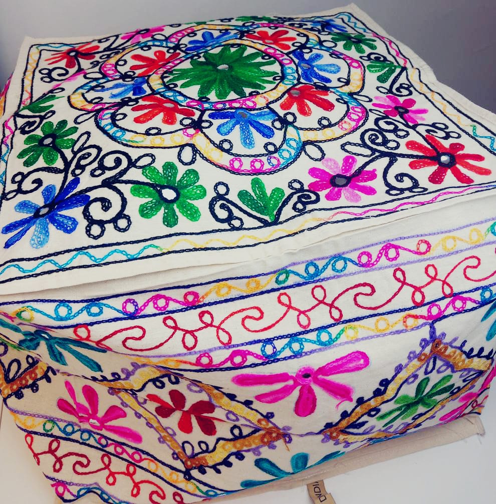 Puff Iro India cuadrado 50cm con relleno 29.99€,envío gratis.Precio sin competencia.