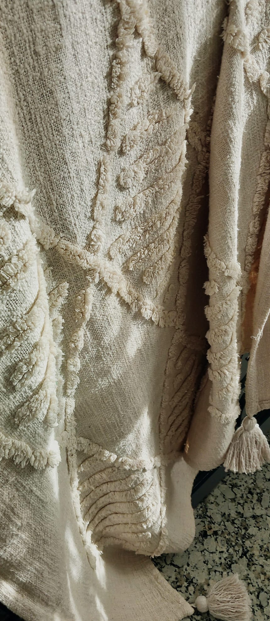 JARAPA PLAID ALON BEIG HUESO Plaid de Algodón con borlas en las esquinas.PRECIO SIN COMPETENCIA.Envío Gratis.