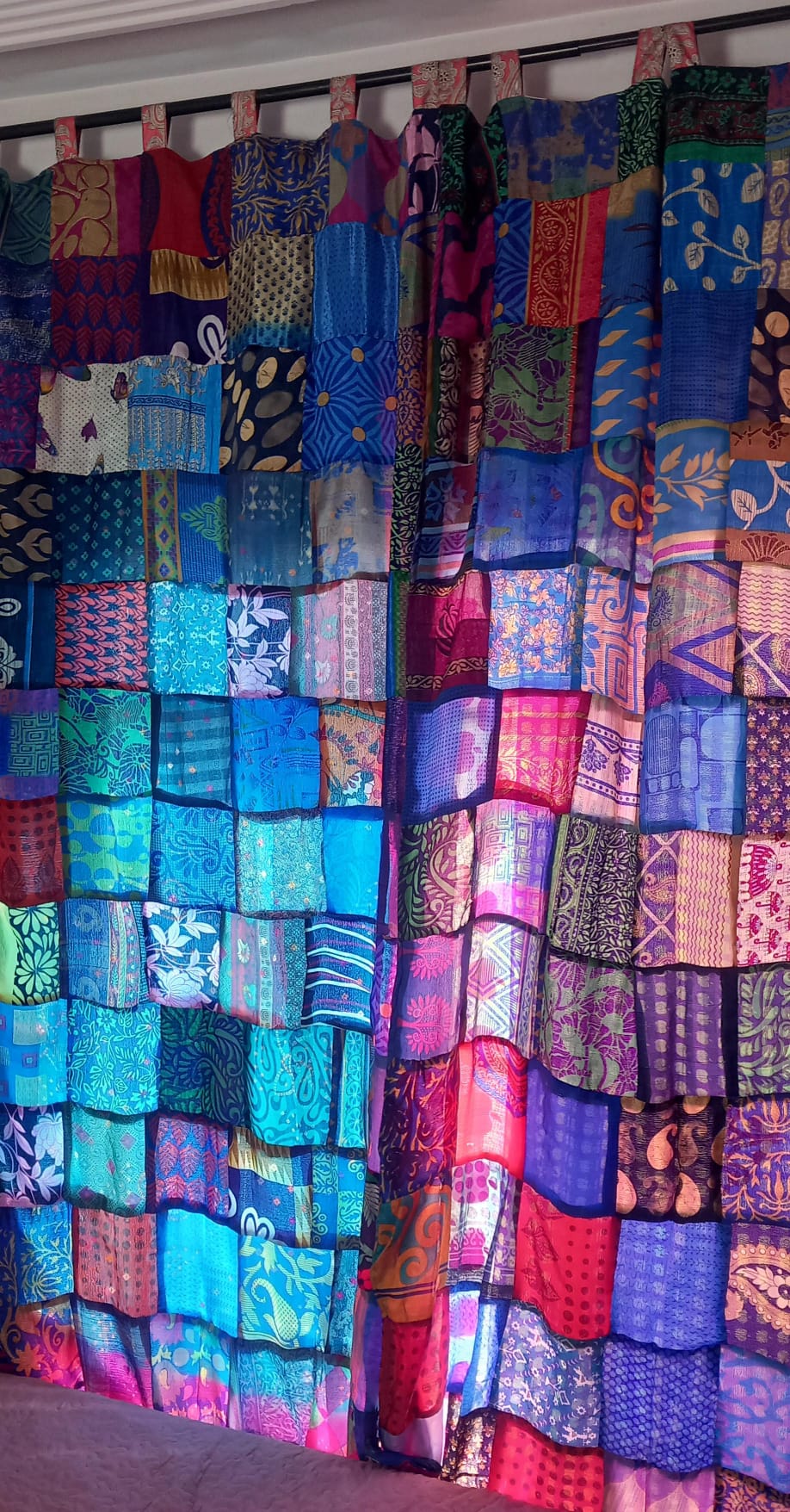 SET DE 2 CORTINAS CONFECCIONADAS REVERSIBLES Y ARTESANALES EN PATCHWORK TELAS SEDOSAS DE PRIMERÍSIMA CALIDAD.ENVÍO GRATIS.