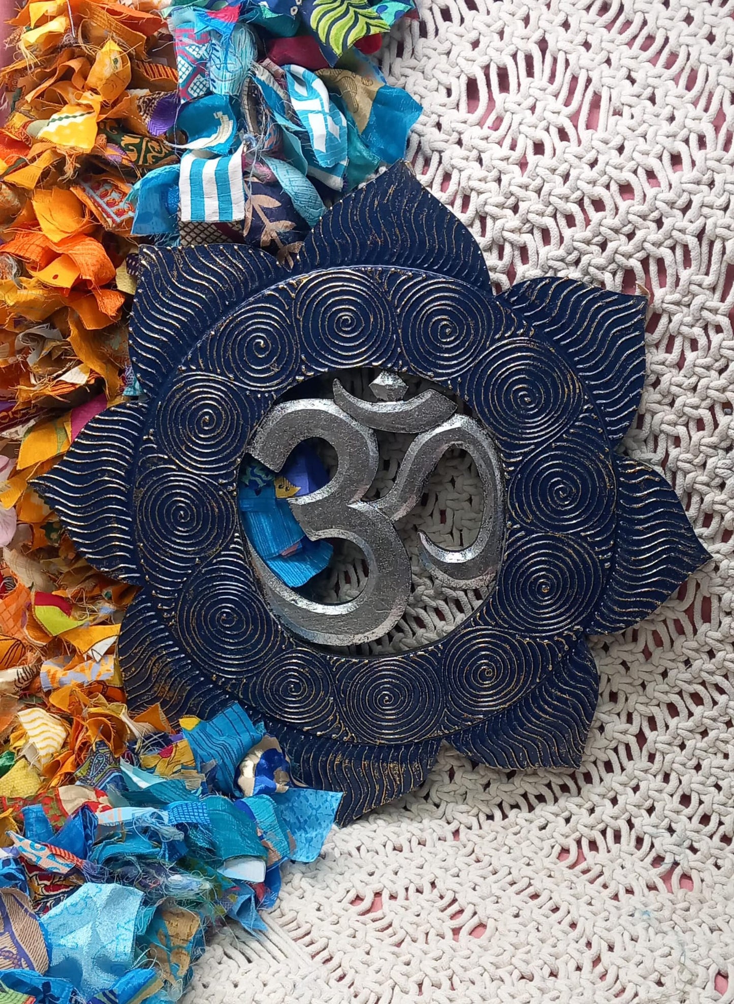 FLOR AZUL Y PLATA DE OM 40CM JOYA ARTESANAL HECHA A MANO EN INDONESIA TRANSMITE CALMA,AUTENTICIDAD Y ESPIRITUALIDAD.ENVÍO GRATIS SIN PEDIDO MÍNIMO.