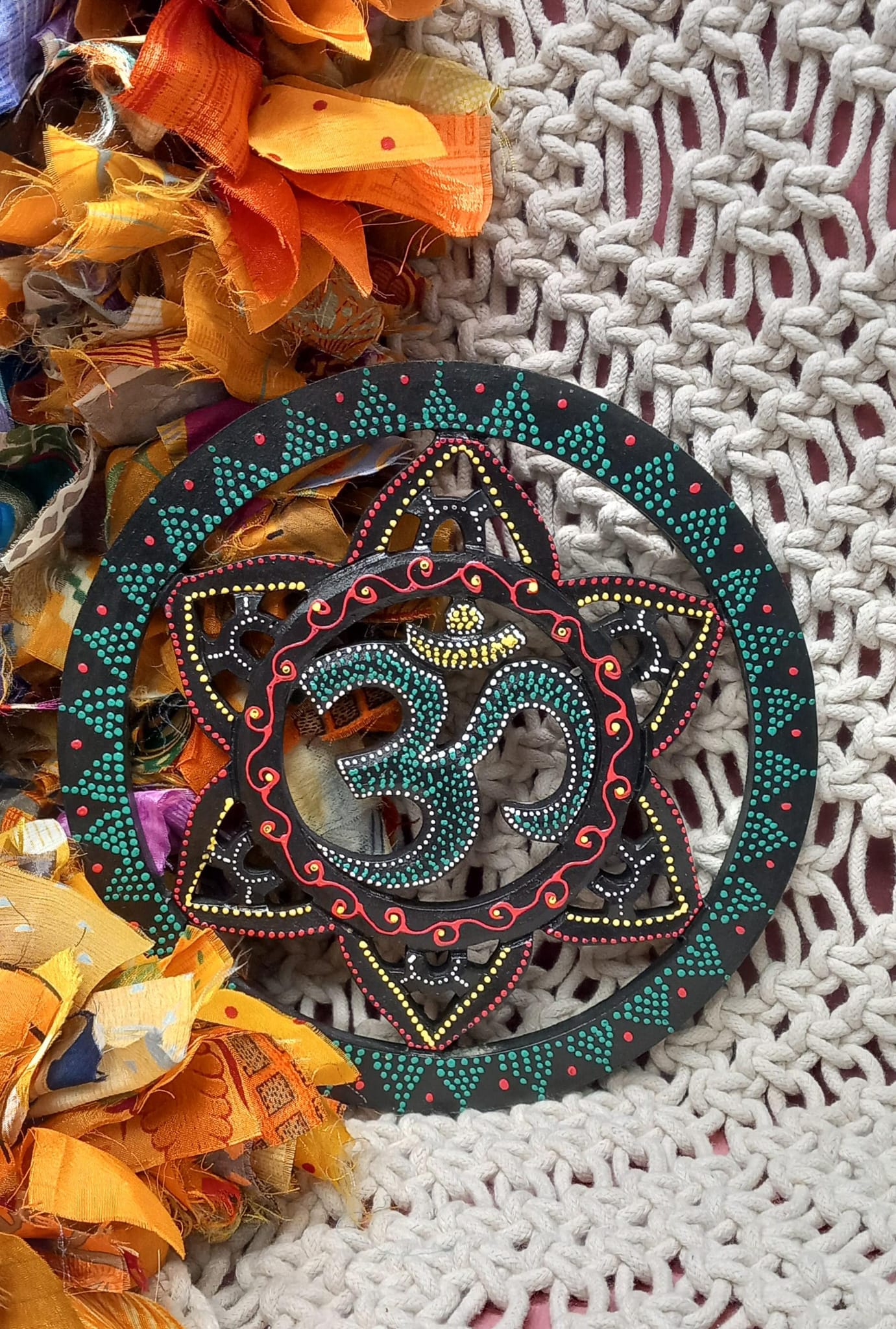 FLOR DE OM EN CÍRCULO 20CM JOYA ARTESANAL HECHA A MANO EN INDONESIA TRANSMITE CALMA,AUTENTICIDAD Y ESPIRITUALIDAD.ENVÍO GRATIS SIN PEDIDO MÍNIMO.