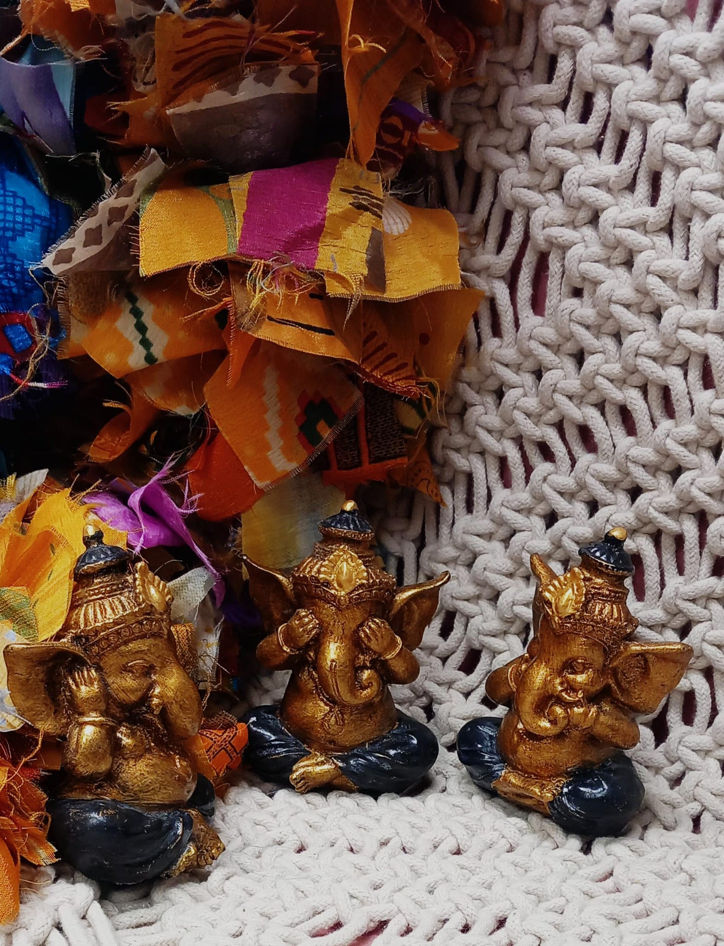 Set especial de 3 Piezas artesanales de carácter espiritual, ideal para llenar de intención y simbolismo cualquier espacio. Este set de Ganeshas es envío gratis sin pedido mínimo.