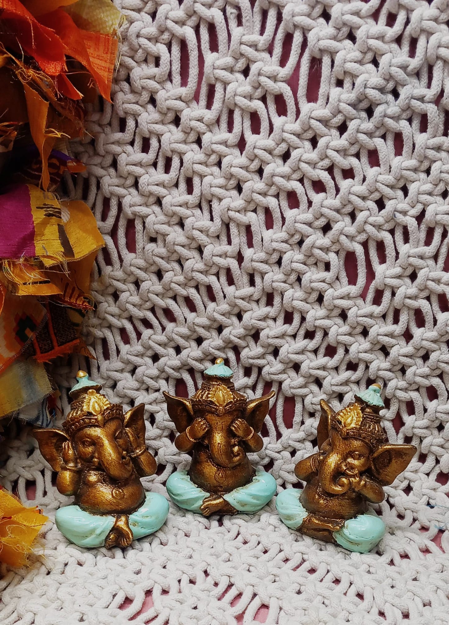 Set de 3 Piezas artesanales de carácter espiritual, ideal para llenar de intención y simbolismo cualquier espacio. Este set de Ganeshas es envío gratis sin pedido mínimo.