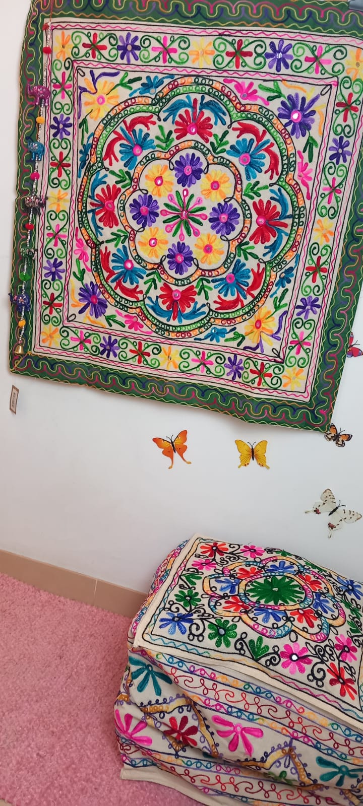 TAPIZ BORDADO A MANO JOYA TEXTIL CON ALMA BOHEMIA HECHA EN INDIA.ENVÍO GRATIS SIN PEDIDO MÍNIMO.