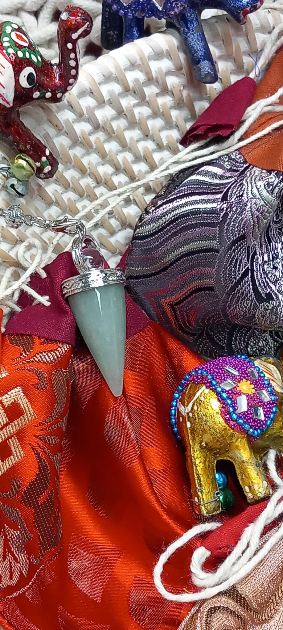 Péndulo PIEDRA LUNA,confianza y seguridad. **INCLUYE BOLSA DE NEPAL HECHA A MANO EN LOS HIMALAYAS**ENVÍO GRATIS SIN PEDIDO MÍNIMO.