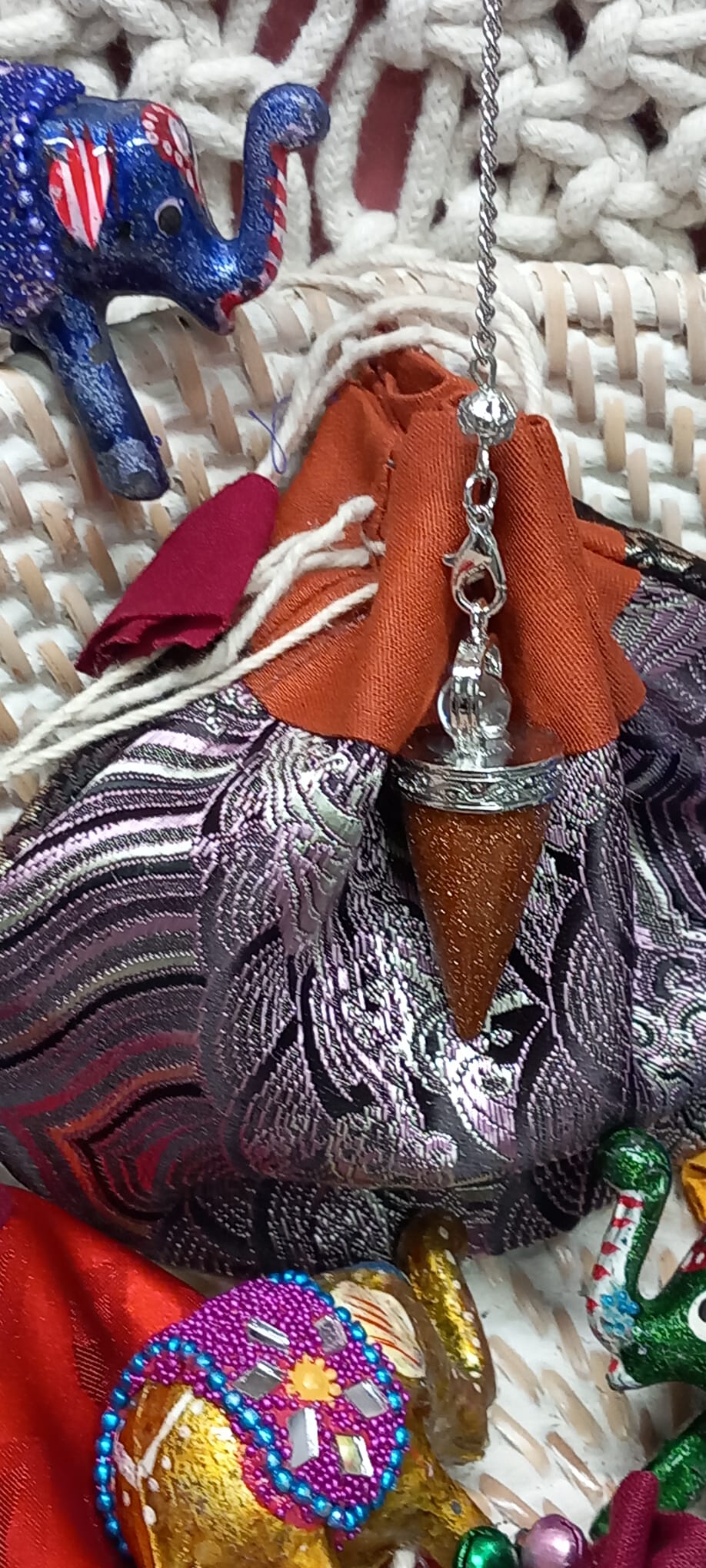 Péndulo ÁGATA MARRÓN,energía emocional y cósmica. **INCLUYE BOLSA DE NEPAL HECHA A MANO EN LOS HIMALAYAS**ENVÍO GRATIS SIN PEDIDO MÍNIMO.