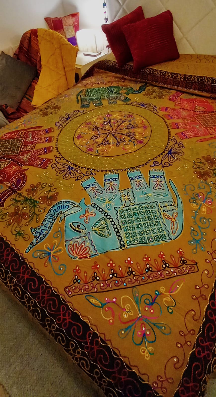 CUBRECAMA DOBLE 200X260 CON ELEFANTES SÍMBOLO DE BUENA SUERTE Y PROTECCIÓN EN LA CULTURA INDIA.ENVÍO GRATIS SIN PEDIDO MÍNIMO.