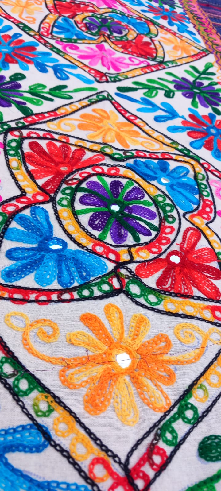 Textil versátil como tapiz o camino. 50X150CM Joya textil que aporta a tu selección de hogar una pieza original que transforma cualquier espacio en una experiencia visual única.