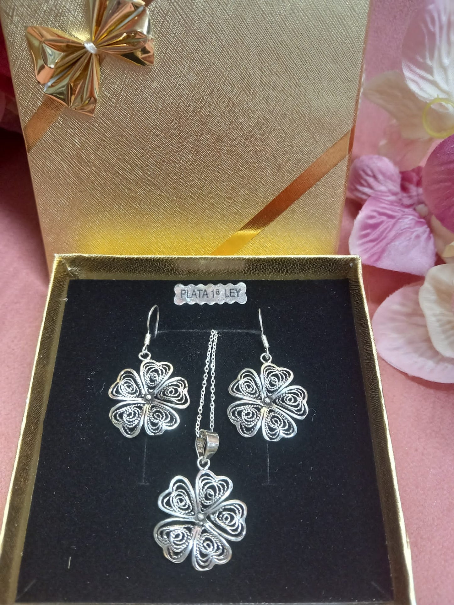 Conjunto Mandala Floral Pendientes plata + cadena plata + colgante a juego.