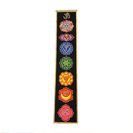 Un elemento decorativo con alma y funcionalidad. El tapiz banderola con el OM y los 7 Chakras está elaborado artesanalmente en algodón y presenta un diseño vertical de 37x180 cm que combina estética espiritual y practicidad. Cada uno de los siete chakras está representado con su símbolo correspondiente en bolsillos individuales, cada uno con un fondo de color distinto. Ideal para decorar con intención cualquier rincón también es ideal para colgar en cualquier espacio y crear un ambiente con energía po