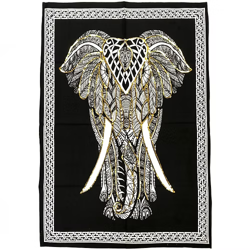 Un homenaje textil a la espiritualidad y la tradición hindú. El tapiz Elefante110x70 cm está elaborado con tela estampada y adornado con vibrantes colores y lentejuelas que aportan luz y profundidad. Sobre un fondo negro destaca la figura sagrada de un elefante,que en las culturas orientales representa calma, tranquilidad, energía equilibrada y fertilidad.Convirtiendo esta pieza en una obra única cargada de simbolismo. Ideal para colgar en cualquier espacio y crear un ambiente con energía positiva y e