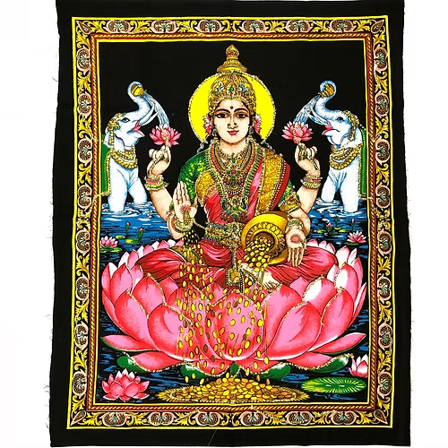 Un homenaje textil a la espiritualidad y la tradición hindú. El tapiz Lakshmi110x70 cm está elaborado con tela estampada y adornado con vibrantes colores y lentejuelas que aportan luz y profundidad. Sobre un fondo negro destaca la figura sagrada de Lakshmi, la diosa hindú de la riqueza, la prosperidad, la belleza y la fertilidad. La flor de loto, las monedas de oro, los elefantes y sus 4 brazos son sus símbolos habituales.Muy venerada en los hogares hindúes, es también la favorita de las personas empre