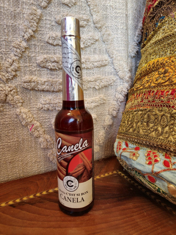 La Colonia Esotérica de Canela es utilizada desde la antigüedad como potenciador de la buena suerte, limpiador de malas energías en hogares y negocios. Fortalece la protección áurica, ahuyentando miedos y aportando calidez. La canela, se ha utilizado siempre para luchar contra el cansancio mental, siendo perfecto para aumentar la concentración. Es usado en aromaterapia para aliviar síntomas de depresión y ansiedad. Usado en masaje o como perfume, alivia las preocupaciones y eleva el nivel anímico a un estad