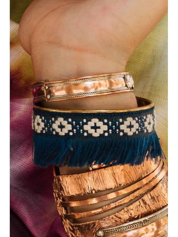 Brazalete pulsera étnico con flecos.Precio sin competencia.Envío gratis.Tendencia en moda étnica de artesanía India.