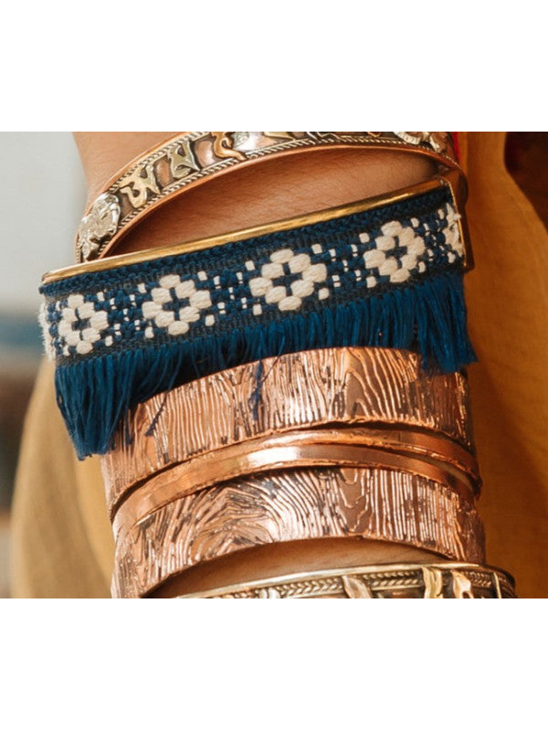 Brazalete pulsera étnico con flecos.Precio sin competencia.Envío gratis.Tendencia en moda étnica de artesanía India.