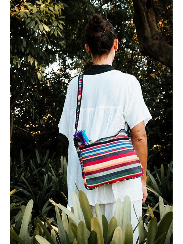 La funda para tablet y laptop es un modelo elaborado artesanalmente en algodón estampado.
Destacan sus líneas multicolor. Tiene una forma rectangular con un bolsillo exterior, cierre cremallera y un asa para colgarla cómodamente.
Medidas aproximadas 25X30 cm.
Envío ¨Gratis.