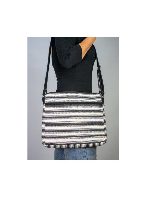 La funda para tablet y laptop es un modelo elaborado artesanalmente en algodón estampado.
Destacan sus líneas multicolor. Tiene una forma rectangular con un bolsillo exterior, cierre cremallera y un asa para colgarla cómodamente.
Medidas aproximadas 25X30 cm.
Envío ¨Gratis.