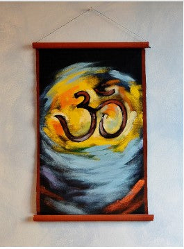El pergamino es un modelo elaborado y pintado artesanalmente.
Tiene una forma rectangular, es de tela y esta sujeto por dos piezas de madera.
Con pinceladas de múltiples colores se forma el símbolo tradicional del Om.
¡Decora cualquier rincón con este pergamino pintado a mano!
Medidas aproximadas 30x40cm
Envío Gratis.
