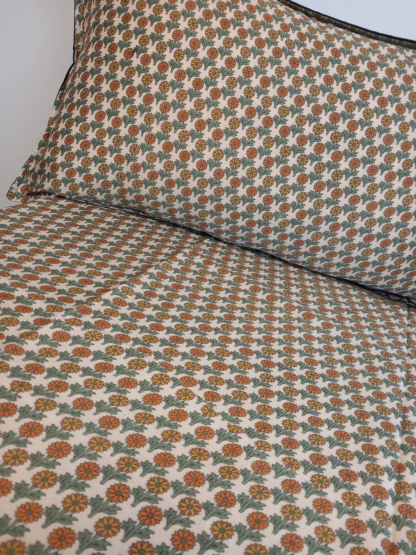 Set de cubrecama con funda de almohada Saree. Tejido sedoso exclusivo.Precio sin competencia.Envío Gratis.