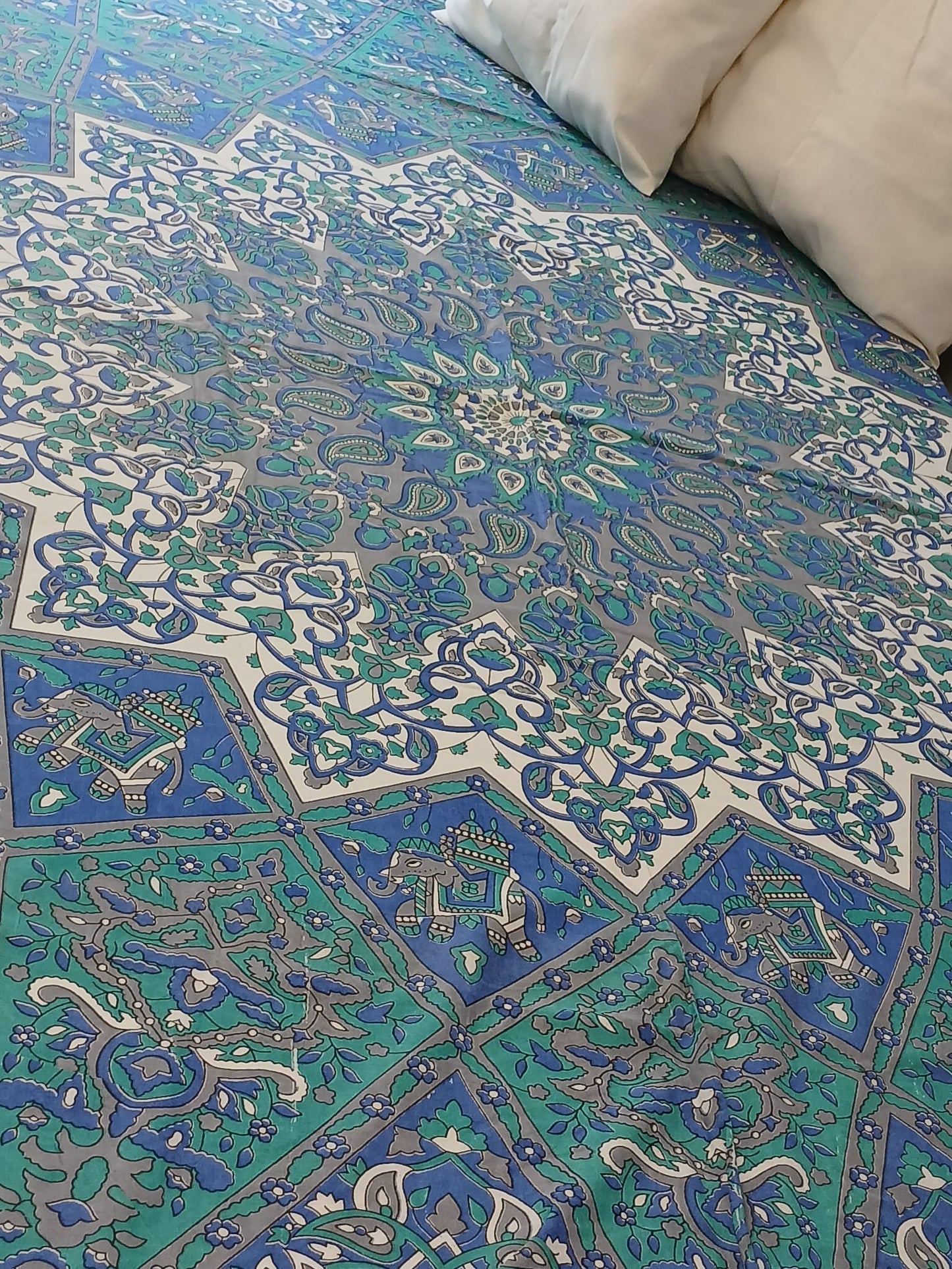 COLCHA CAMA DOBLE y 2FUNDAS COJÍN,MULTISUSOS COMO JARAPA SI LO DESEA,ENVÍO GRATIS.