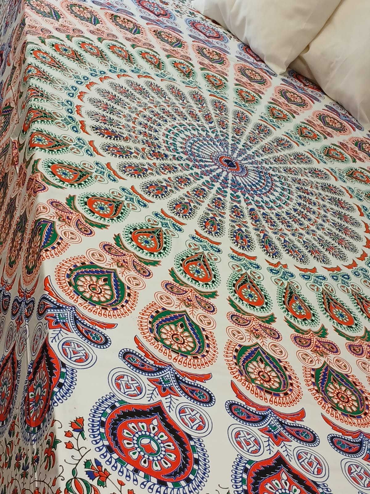 COLCHA CAMA DOBLE y 2FUNDAS COJÍN,MULTISUSOS COMO JARAPA SI LO DESEA,ENVÍO GRATIS.Modelo Jaipur día.