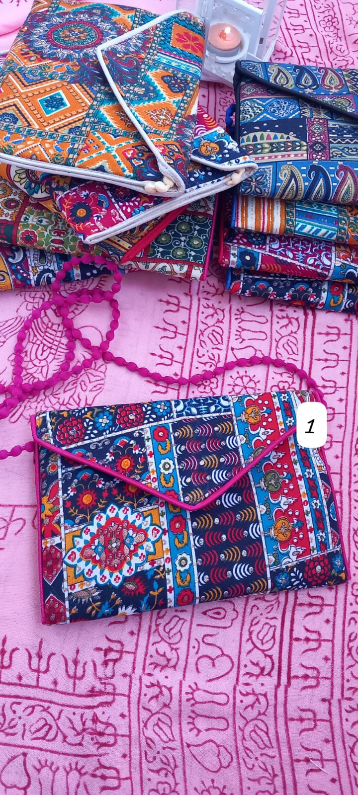 SELECCIONA TU CLUTCH "SUEÑO EN LA INDIA"FAVORITO.TODA UNA EXPRESIÓN DE ARTE Y EXCLUSIVIDAD.ENVÍO GRATIS SIN PEDIDO MÍNIMO.
