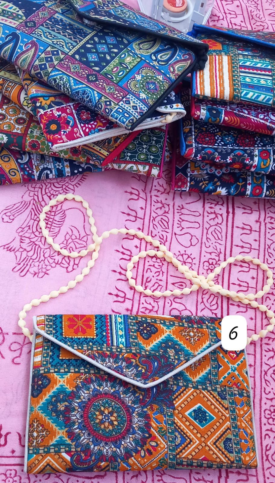 SELECCIONA TU CLUTCH "SUEÑO EN LA INDIA"FAVORITO.TODA UNA EXPRESIÓN DE ARTE Y EXCLUSIVIDAD.ENVÍO GRATIS SIN PEDIDO MÍNIMO.