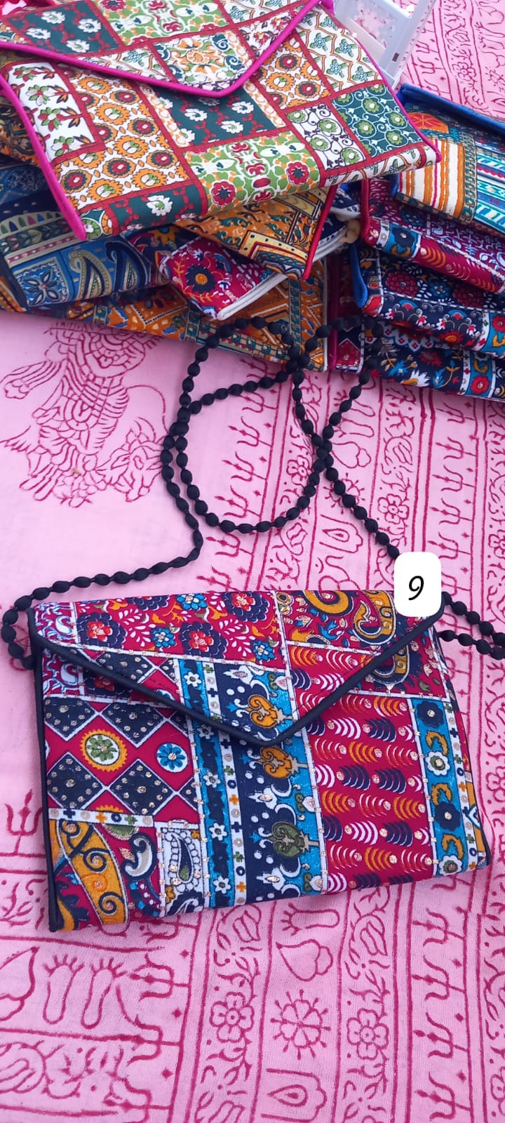 SELECCIONA TU CLUTCH "SUEÑO EN LA INDIA"FAVORITO.TODA UNA EXPRESIÓN DE ARTE Y EXCLUSIVIDAD.ENVÍO GRATIS SIN PEDIDO MÍNIMO.