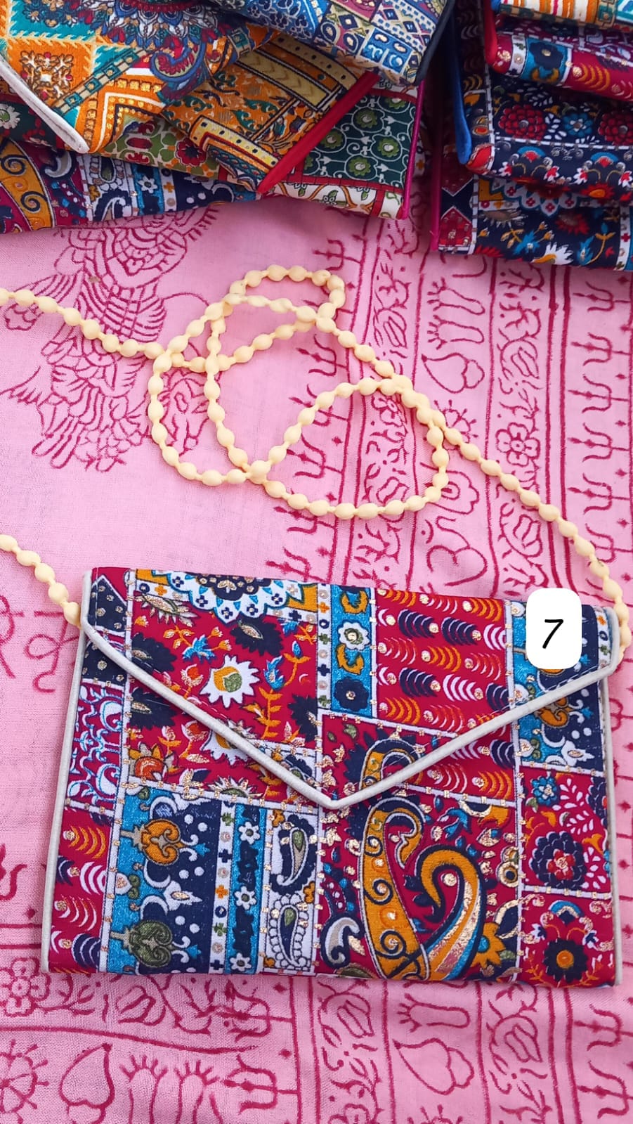 SELECCIONA TU CLUTCH "SUEÑO EN LA INDIA"FAVORITO.TODA UNA EXPRESIÓN DE ARTE Y EXCLUSIVIDAD.ENVÍO GRATIS SIN PEDIDO MÍNIMO.