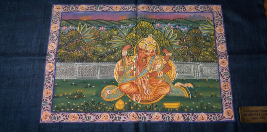 Pintura hecha a mano en tamaño 57x42 cm es una auténtica obra de arte a través de los talentosos pinceles de artistas del Rajastan, India. Este exquisito cuadro se erige como un elemento decorativo ideal para aquellos que valoran la cultura, la historia y la belleza estética en su hogar. Con un tamaño total de 58x40 cms y una pintura exclusiva, se adapta perfectamente a cualquier espacio