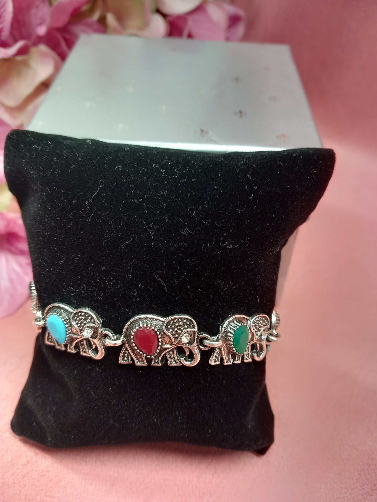 Pulsera estilo victoriano con elefantes y piedras en colores.