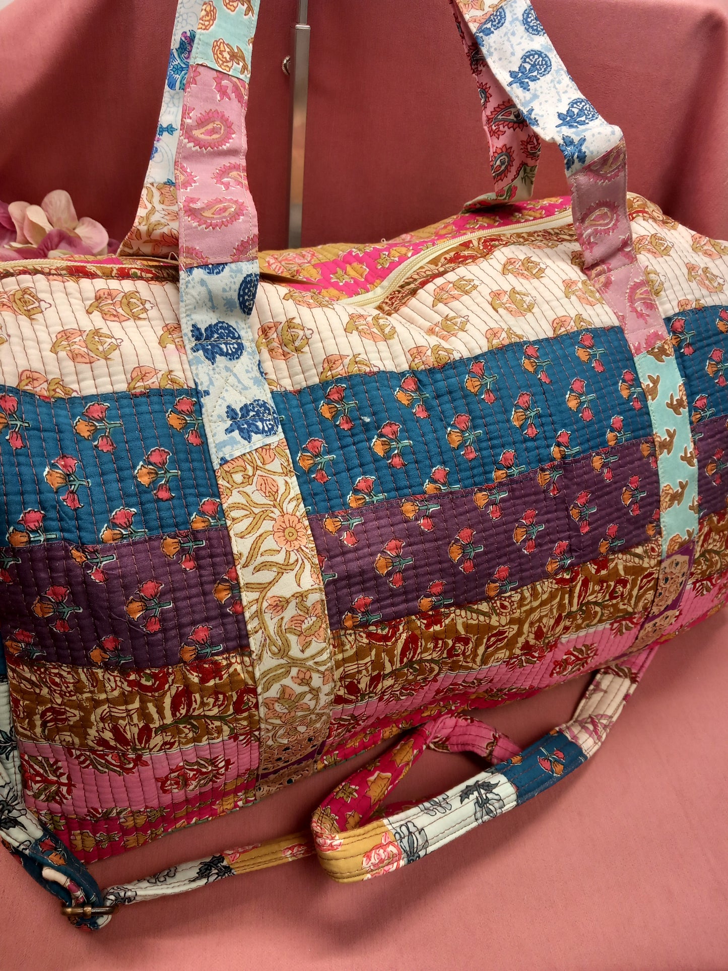 Bolsa de viaje multi color algodón acolchado indio.