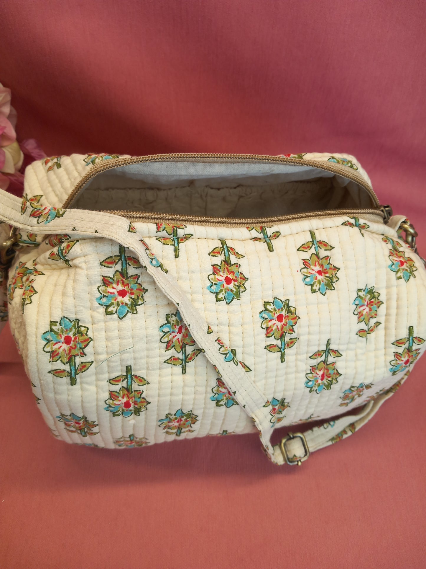 Bolsa de la india estilo bohemio en beig con estampado delicado. Precio sin competencia y envío gratis.