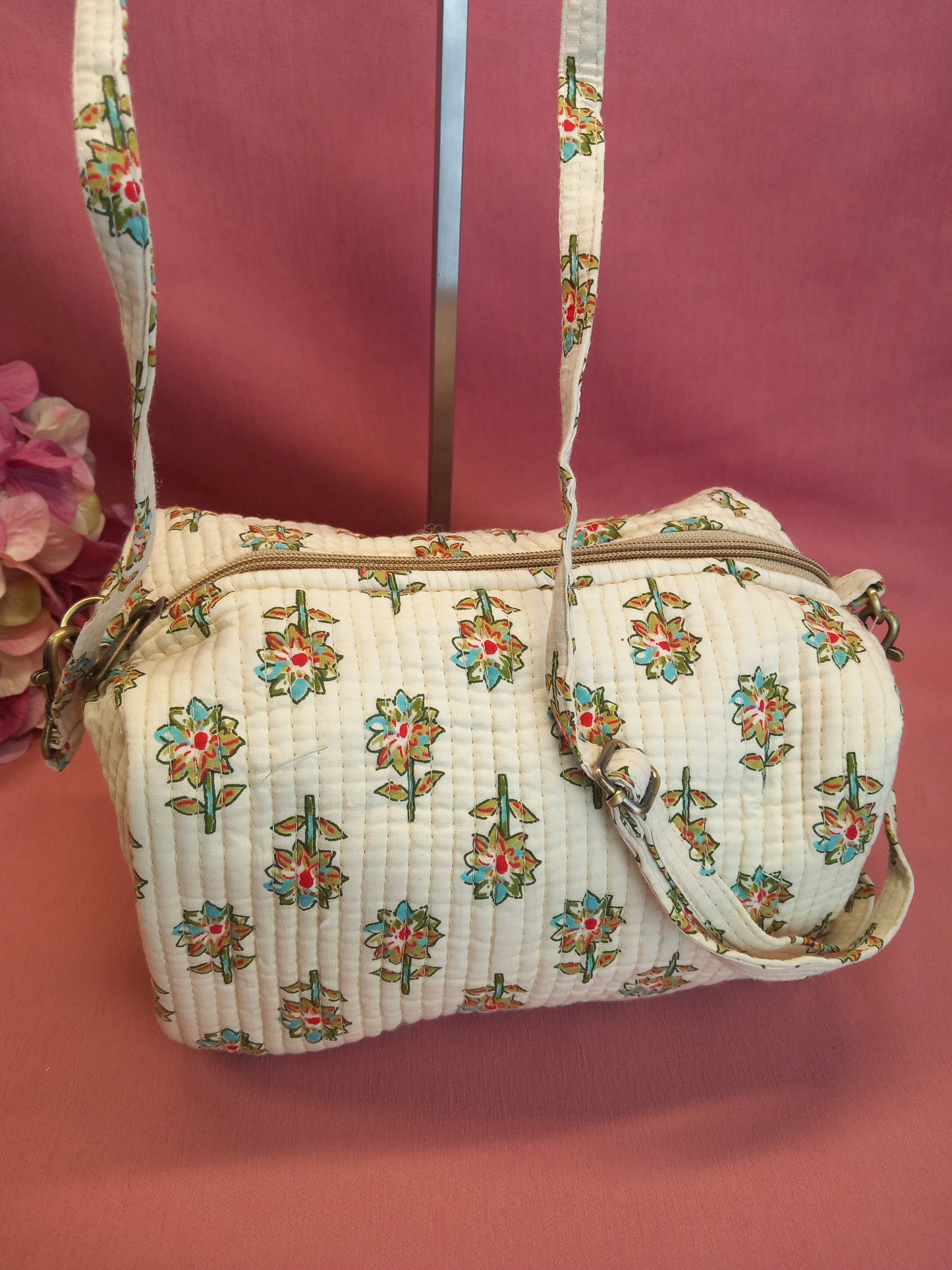 Bolsa de la india estilo bohemio en beig con estampado delicado. Precio sin competencia y envío gratis.