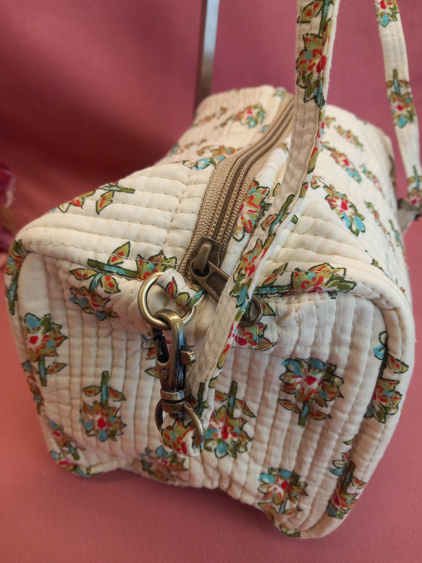 Bolsa de la india estilo bohemio en beig con estampado delicado. Precio sin competencia y envío gratis.