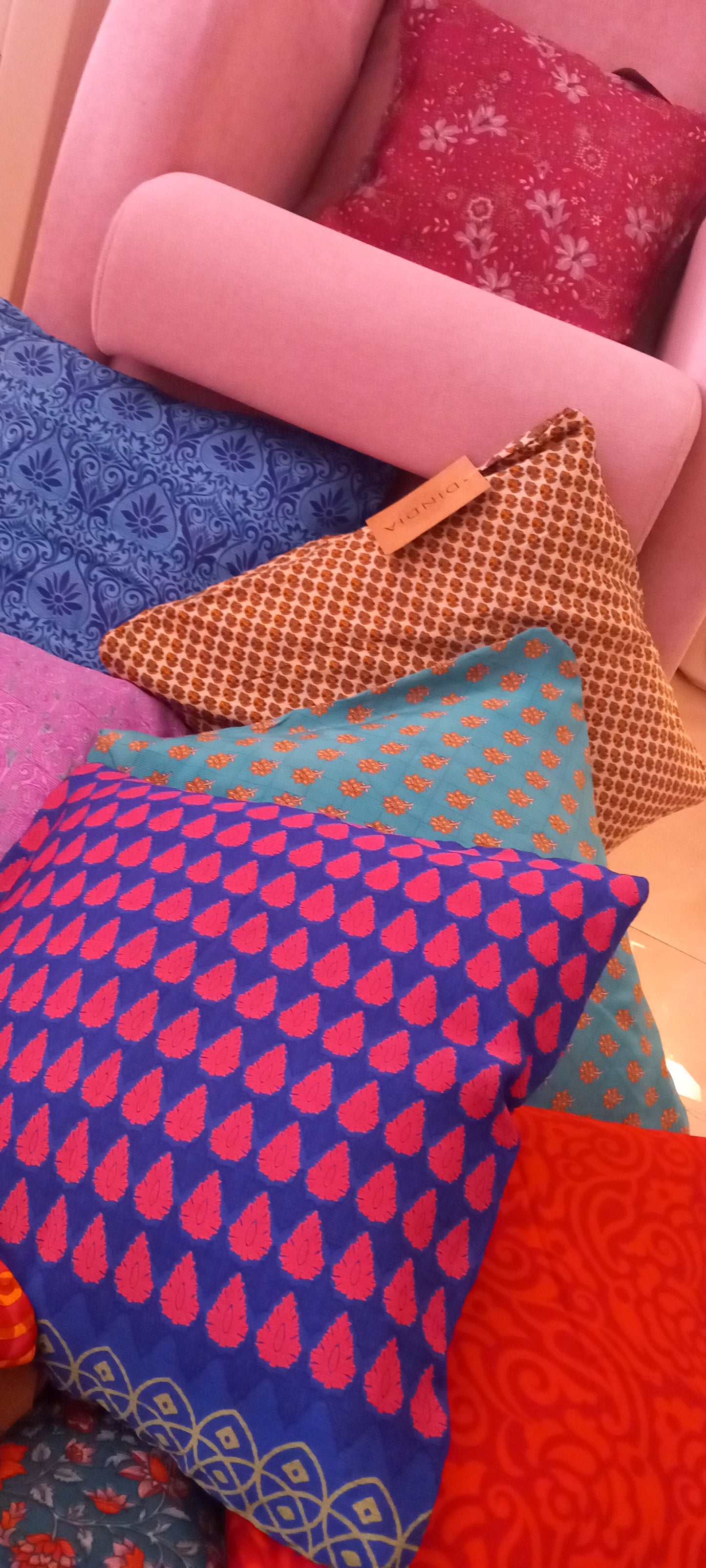 FUNDA DE COJÍN CON CREMALLERA CONFECCIONADA EN SEDA PARA TRANSFORMAR TU DECORACIÓN EN UN LUGAR DE BIENESTAR.ENVÍO GRATIS SIN PEDIDO MÍNIMO.