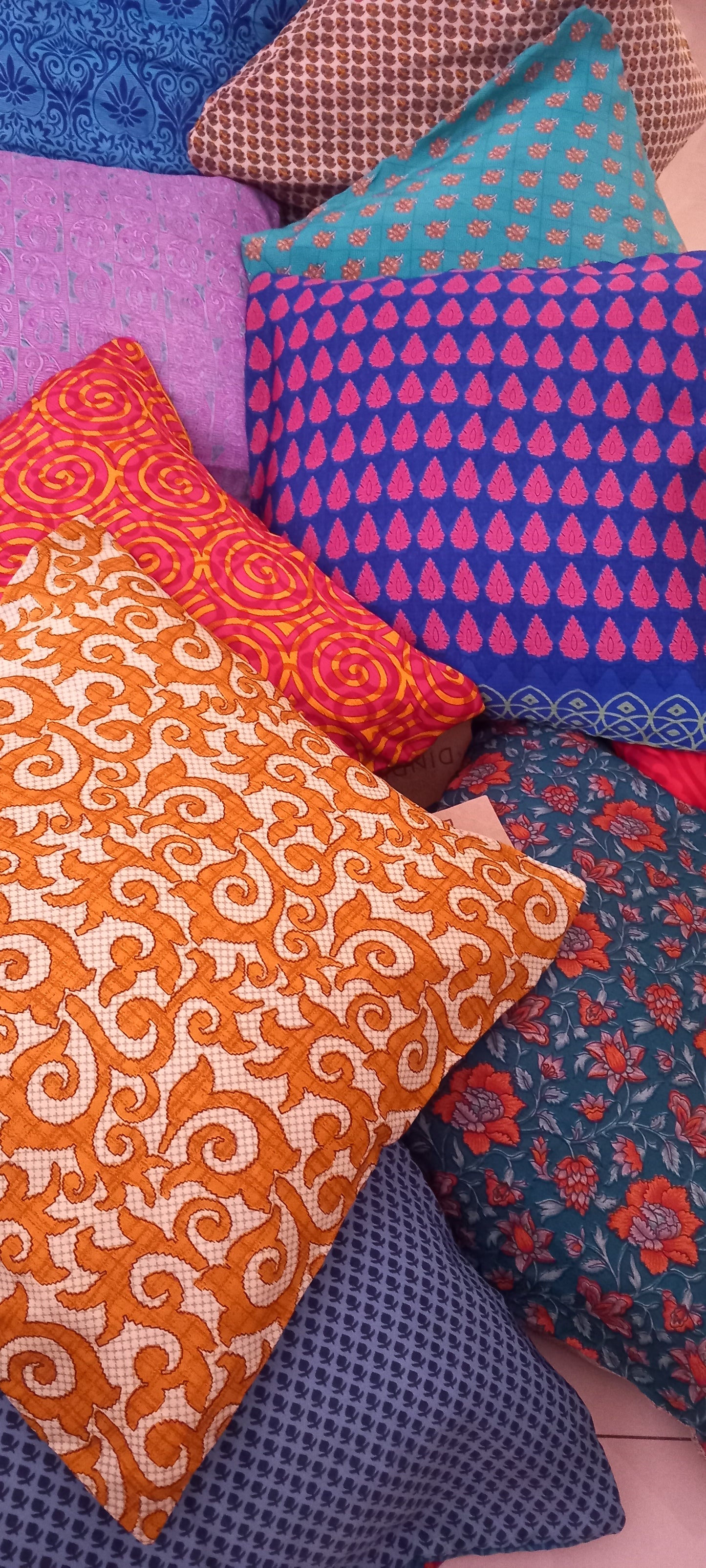 FUNDA DE COJÍN SEDA CONFECCIONADA EN INDIA IRREPETIBLE.CIERRE CREMALLERA.ENVÍO GRATIS SIN PEDIDO MÍNIMO.