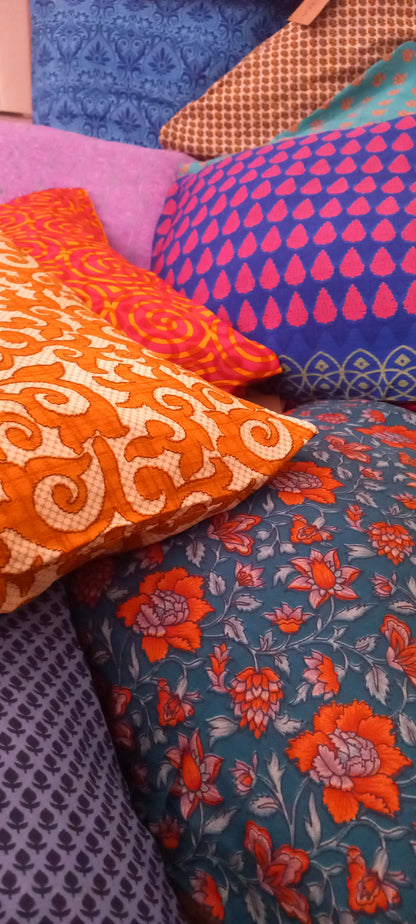 La Funda de Cojín Saree 40x40 cm es una pieza artesanal que combina elegancia, sostenibilidad y exclusividad en cada detalle. Confeccionada con telas sedosas recicladas de saree, cada funda es única gracias a sus colores vibrantes y estampados irrepetibles. 