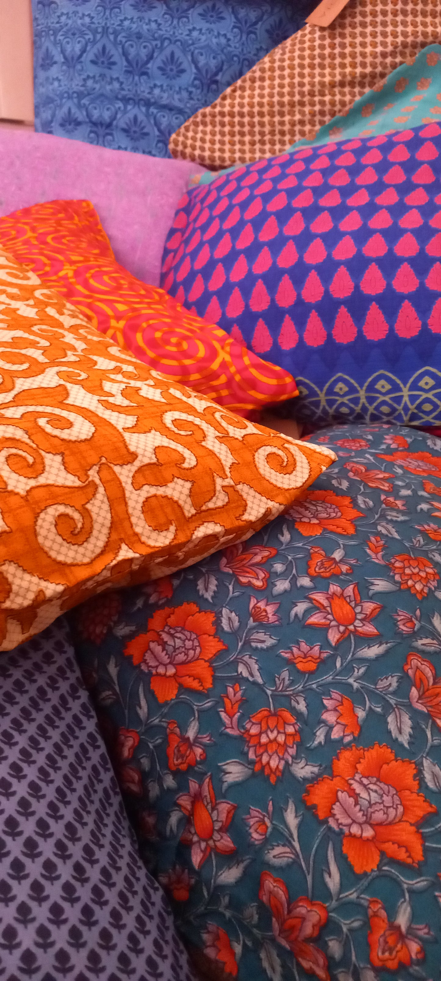 FUNDA DE COJÍN SEDA CONFECCIONADA EN INDIA IRREPETIBLE.CIERRE CREMALLERA.ENVÍO GRATIS SIN PEDIDO MÍNIMO.