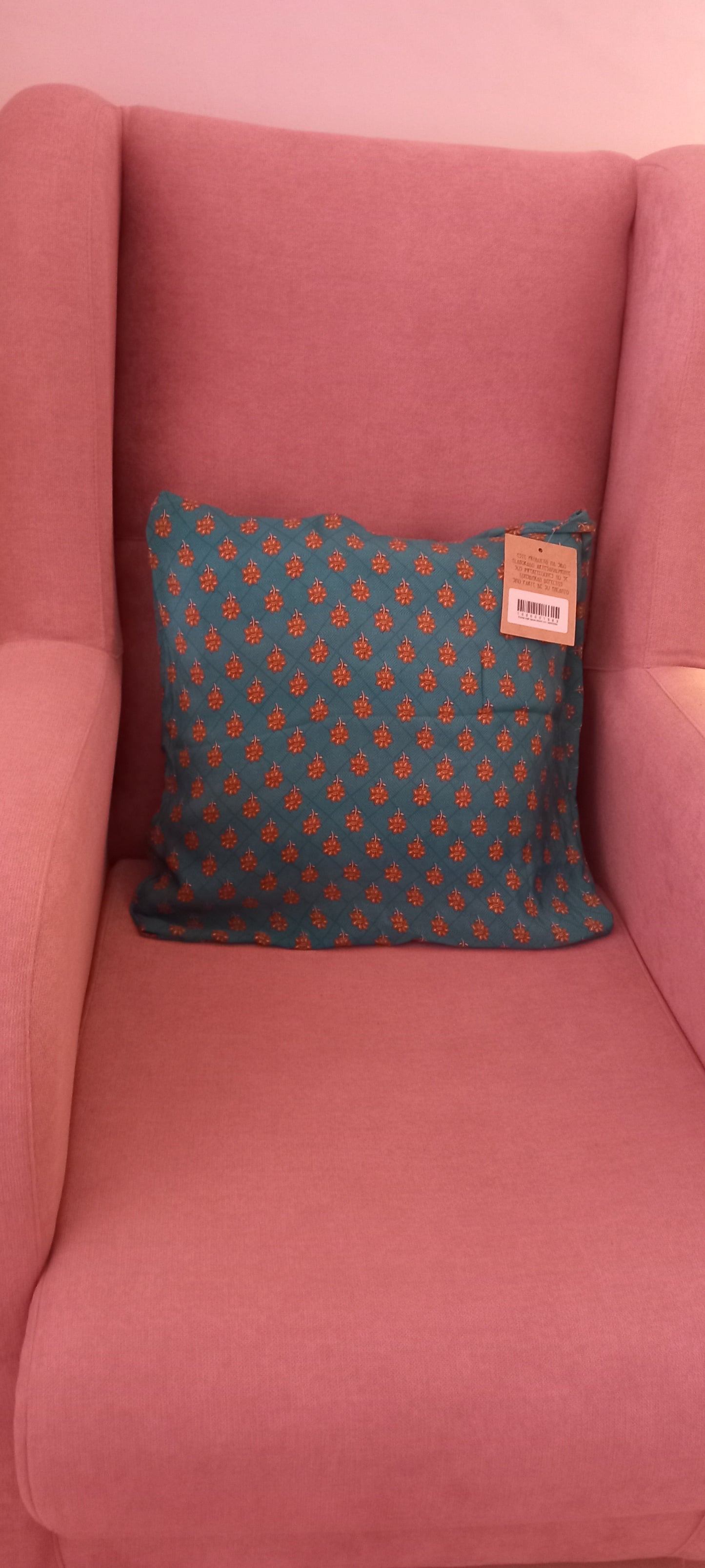 La Funda de Cojín Saree 40x40 cm es una pieza artesanal que combina elegancia, sostenibilidad y exclusividad en cada detalle. Confeccionada con telas sedosas recicladas de saree, cada funda es única gracias a sus colores vibrantes y estampados irrepetibles. 