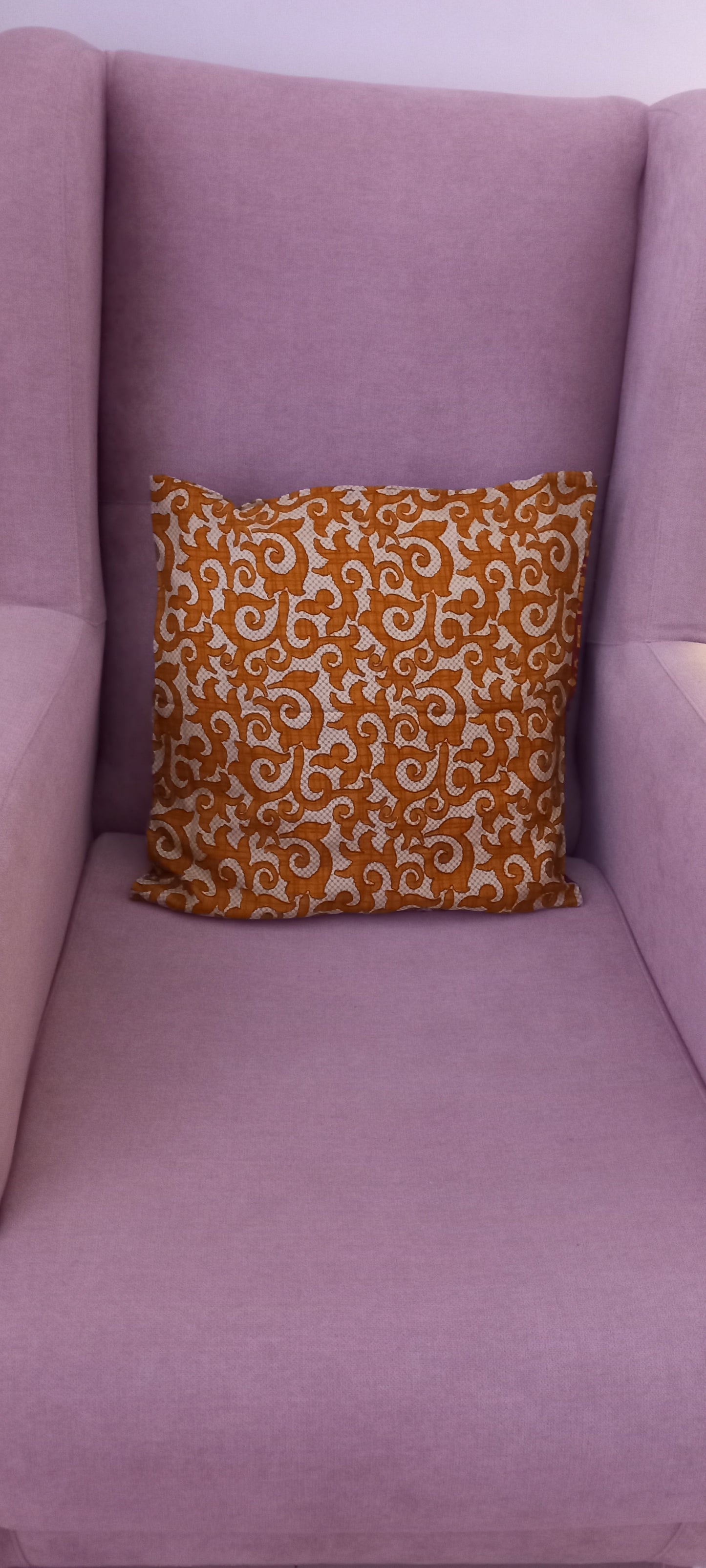 La Funda de Cojín Saree 40x40 cm es una pieza artesanal que combina elegancia, sostenibilidad y exclusividad en cada detalle. Confeccionada con telas sedosas recicladas de saree, cada funda es única gracias a sus colores vibrantes y estampados irrepetibles. 