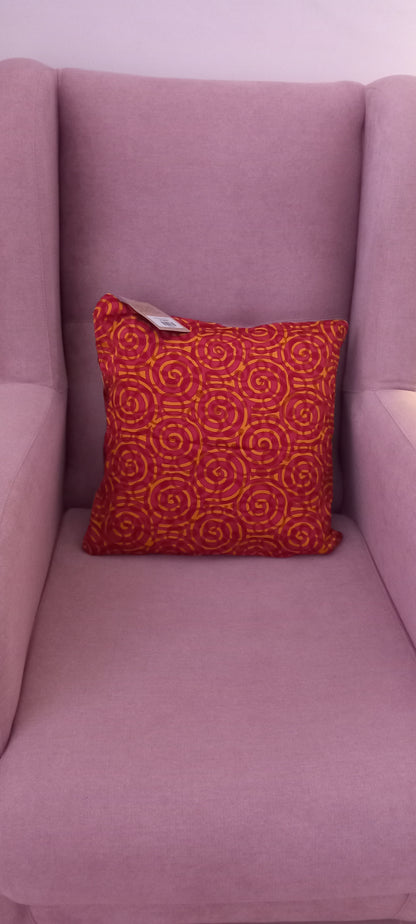 La Funda de Cojín Saree 40x40 cm es una pieza artesanal que combina elegancia, sostenibilidad y exclusividad en cada detalle. Confeccionada con telas sedosas recicladas de saree, cada funda es única gracias a sus colores vibrantes y estampados irrepetibles. 