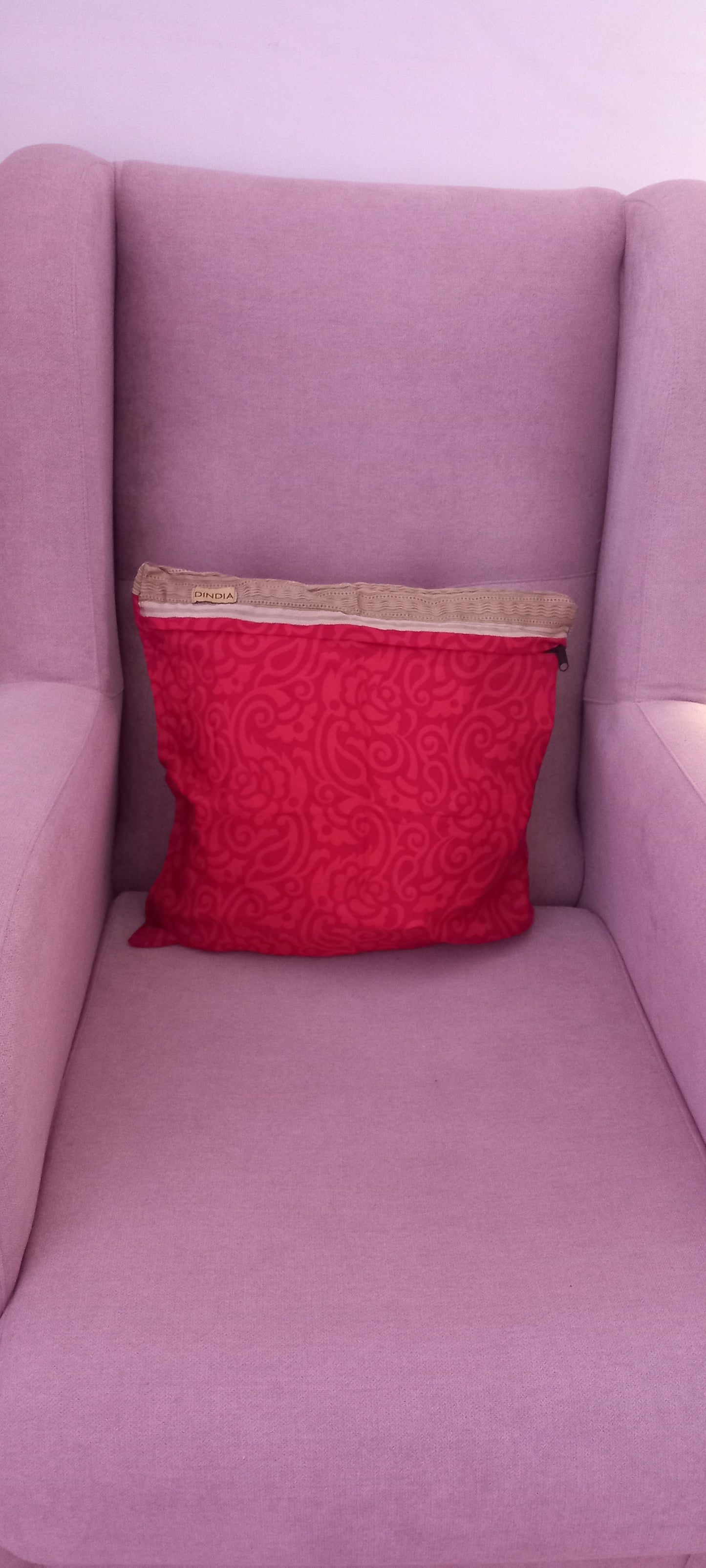 La Funda de Cojín Saree 40x40 cm es una pieza artesanal que combina elegancia, sostenibilidad y exclusividad en cada detalle. Confeccionada con telas sedosas recicladas de saree, cada funda es única gracias a sus colores vibrantes y estampados irrepetibles. 