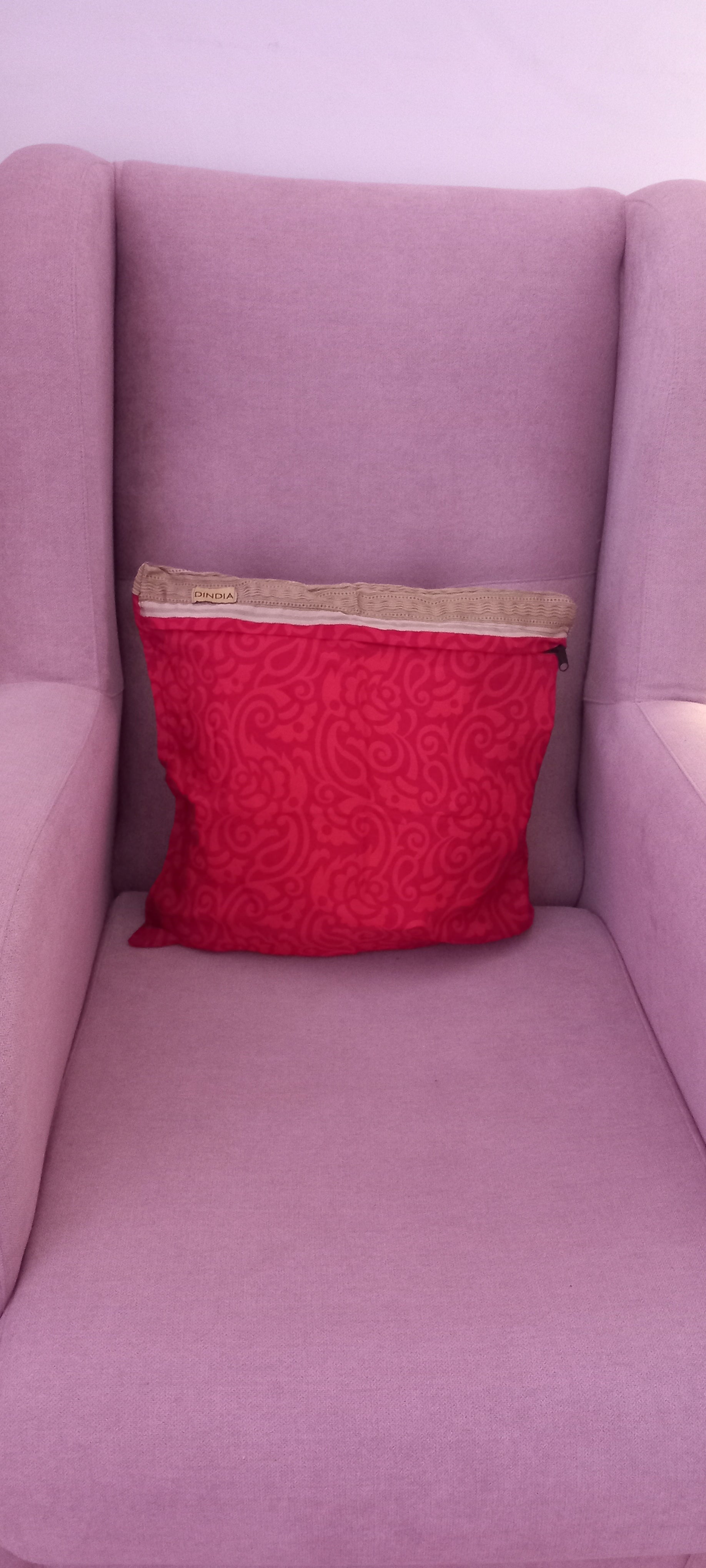 La Funda de Cojín Saree 40x40 cm es una pieza artesanal que combina elegancia, sostenibilidad y exclusividad en cada detalle. Confeccionada con telas sedosas recicladas de saree, cada funda es única gracias a sus colores vibrantes y estampados irrepetibles. 