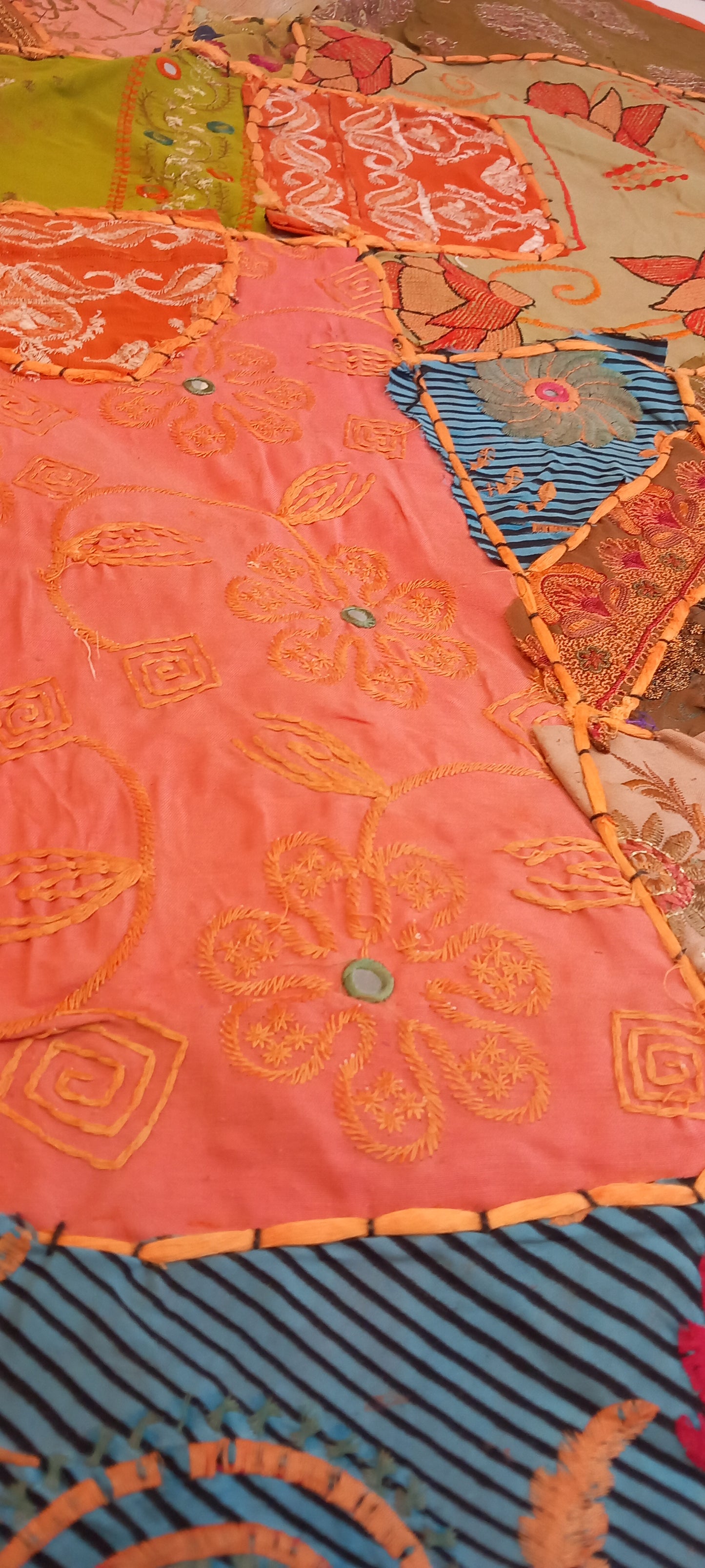 PATCHWORK TEXTIL EN TAPIZ 90X90 CONFECCIONADO ARTESANALMENTE EN INDIA.ENVÍO GRATIS SIN PEDIDO MÍNIMO.