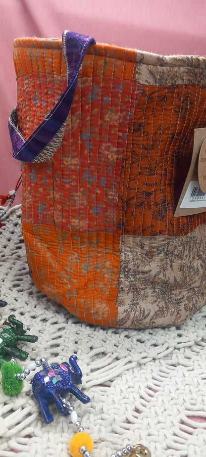 CESTO MULTIFUNCIÓN PATCHWORK ARTESANÍA INDIA COMBINADA DE YUTE Y SAREE.MODELO SIVARATRI.ENVÍO GRATIS SIN PEDIDO MÍNIMO.