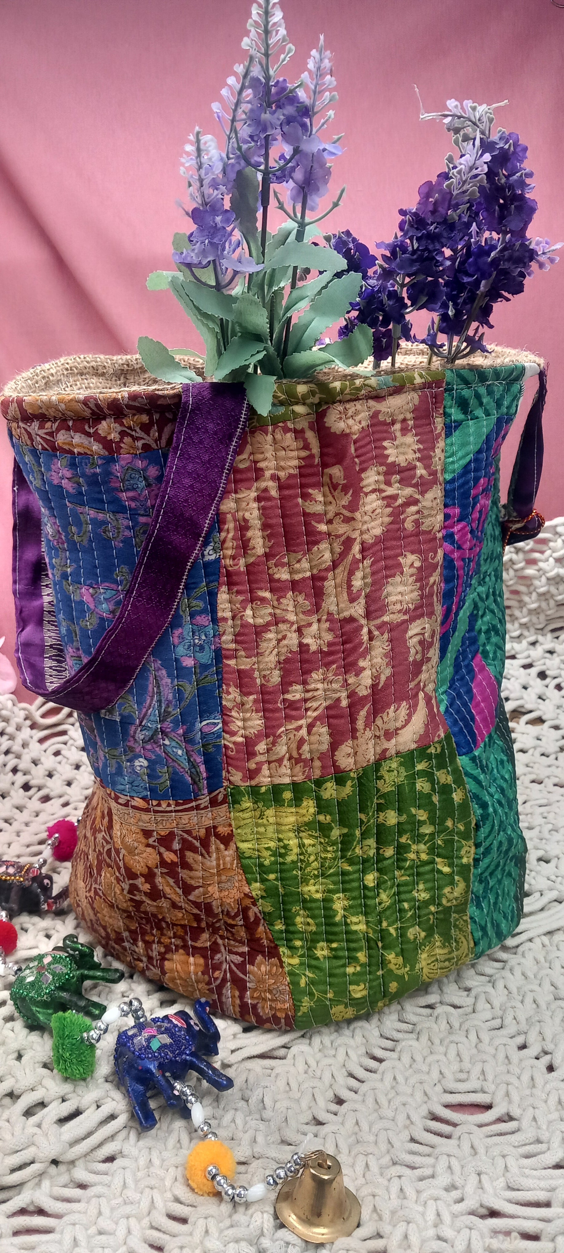 CESTO MULTIFUNCIÓN PATCHWORK ARTESANÍA INDIA COMBINADA DE YUTE Y SAREE.MODELO SIVARATRI.ENVÍO GRATIS SIN PEDIDO MÍNIMO.