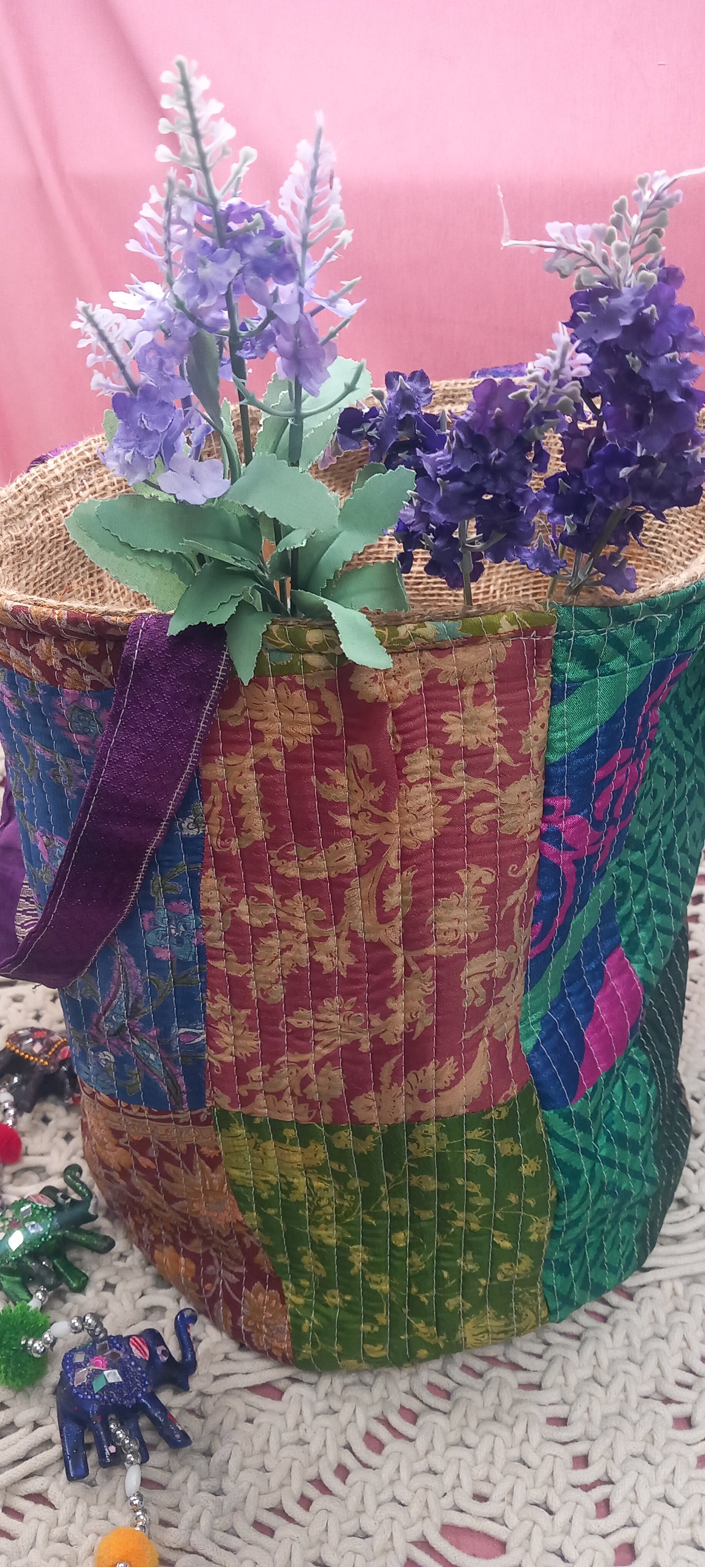 CESTO MULTIFUNCIÓN PATCHWORK ARTESANÍA INDIA COMBINADA DE YUTE Y SAREE.MODELO SIVARATRI.ENVÍO GRATIS SIN PEDIDO MÍNIMO.